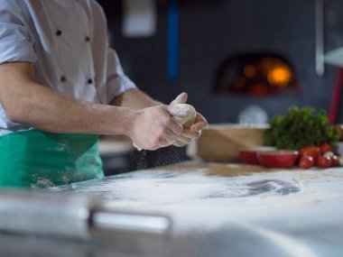 Şef hazırlanıyor hamur pizza için eller