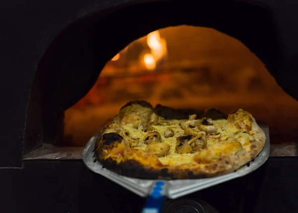 Σεφ αφαίρεση ζεστό πίτσα από φούρνο — Φωτογραφία Αρχείου
