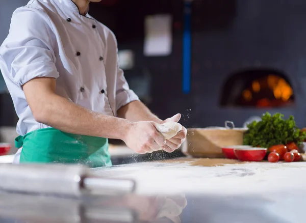 Mani di chef preparare la pasta per la pizza — Foto Stock