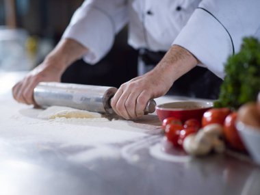 Şef oklava ile pizza hamur hazırlama