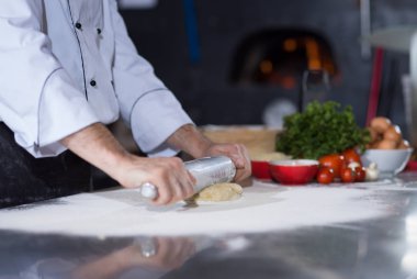 Şef oklava ile pizza hamur hazırlama