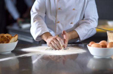 Şef hazırlanıyor hamur pizza için eller