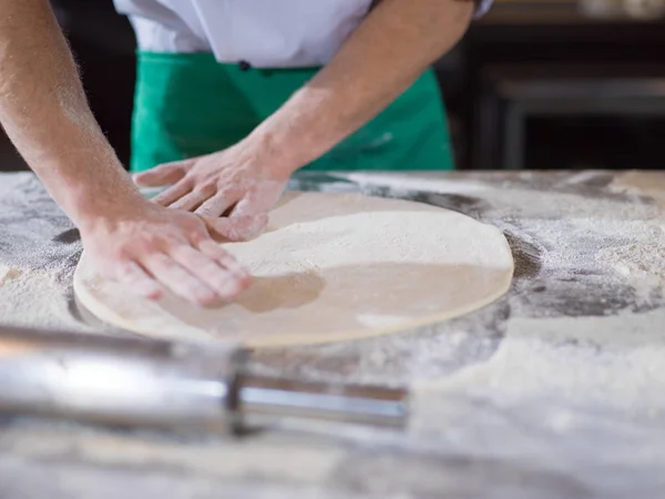 Šéfkuchař připravuje těsto na pizzu — Stock fotografie