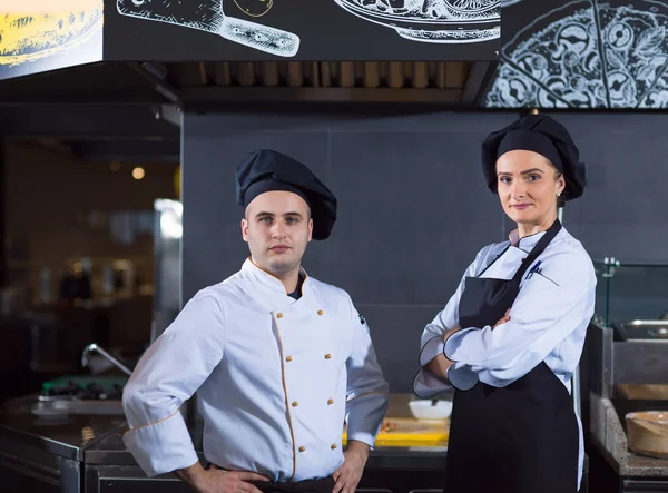 Portrét Dvou Kuchařů Stojících Společně Komerční Kuchyni Restauraci — Stock fotografie