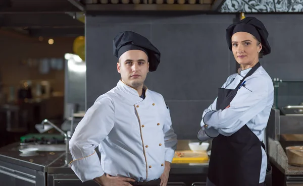 Portret Dwóch Kucharzy Stojących Razem Kuchni Handlowej Restauracji — Zdjęcie stockowe