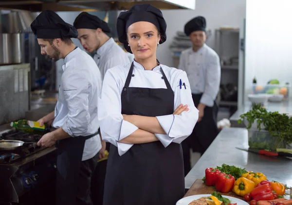 Portret Młodego Kucharza Stojącego Kuchni Handlowej Restauracji — Zdjęcie stockowe