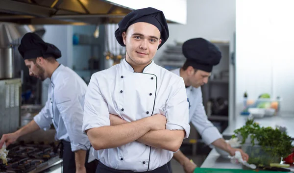 餐厅商业厨房中年轻厨师的画像 — 图库照片