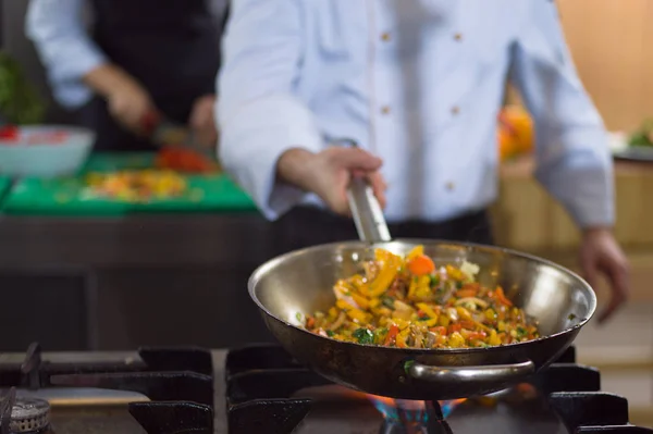 Chef-kok groenten in wok — Stockfoto