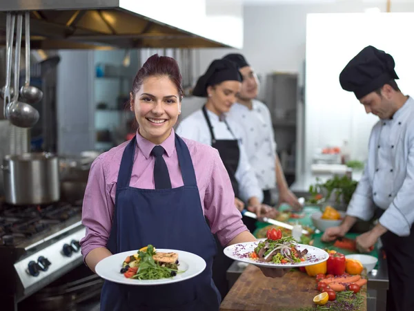 Jovem Garçonete Apresentando Pratos Refeições Saborosas Cozinha Comercial — Fotografia de Stock