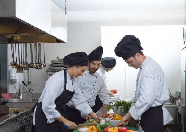 Profesjonalni Kucharze Kucharze Przygotowujący Posiłki Ruchliwej Kuchni Hotelowej Lub Restauracyjnej — Zdjęcie stockowe