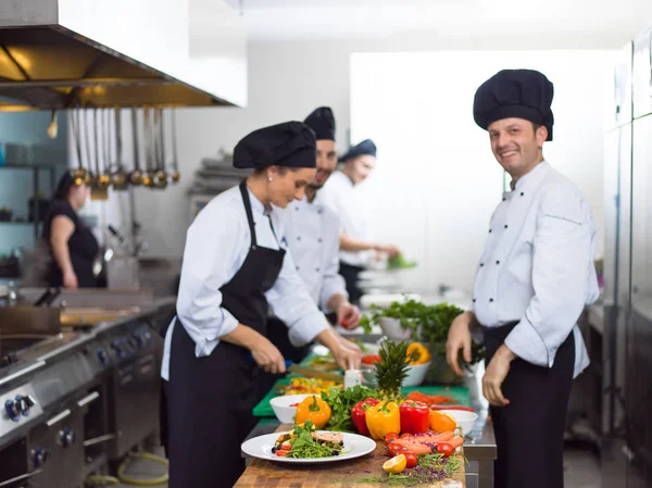 Επαγγελματική Ομάδα Μάγειρες Και Σεφ Προετοιμασία Γεύματα Πολυσύχναστο Ξενοδοχείο Εστιατόριο — Φωτογραφία Αρχείου