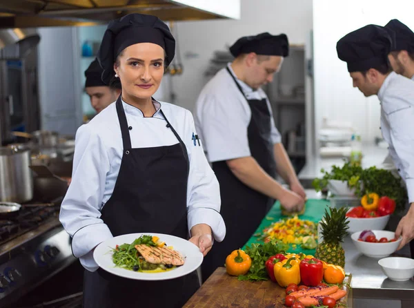 Chef Segurando Filé Peixe Salmão Frito Com Legumes Para Jantar — Fotografia de Stock