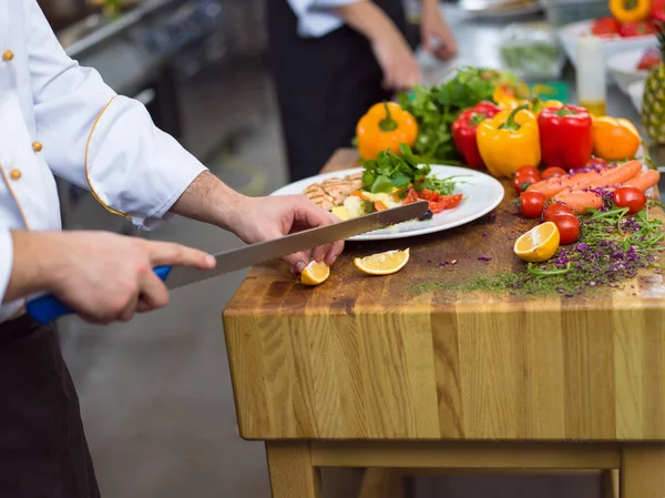 Aşçı Şef hazırlanan yemek süsleme dekorasyon — Stok fotoğraf