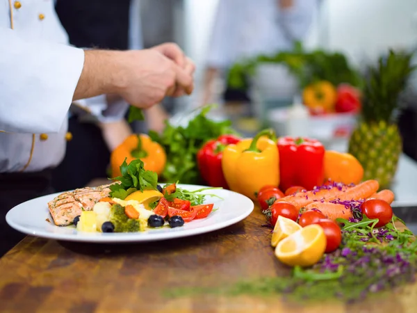 Cook chef decorating garnishing prepared meal — Stock Photo, Image