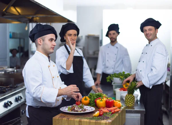 Equipo Profesional Cocineros Chefs Que Preparan Comidas Ajetreada Cocina Del —  Fotos de Stock