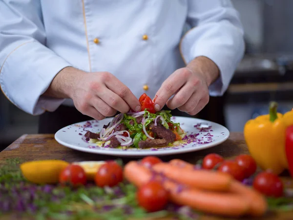 Aşçı Şef hazırlanan yemek süsleme dekorasyon — Stok fotoğraf