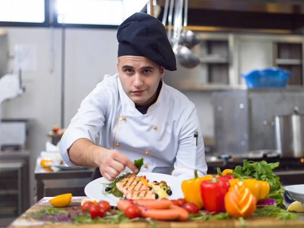 Cuisinier Chef Décorant Garniture Plat Repas Préparé Sur Assiette Dans — Photo