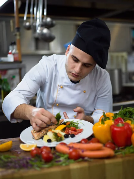 Kucharz Dekorowanie Przyborów Przygotowane Danie Talerzu Restauracji Komercyjnej Kuchni — Zdjęcie stockowe