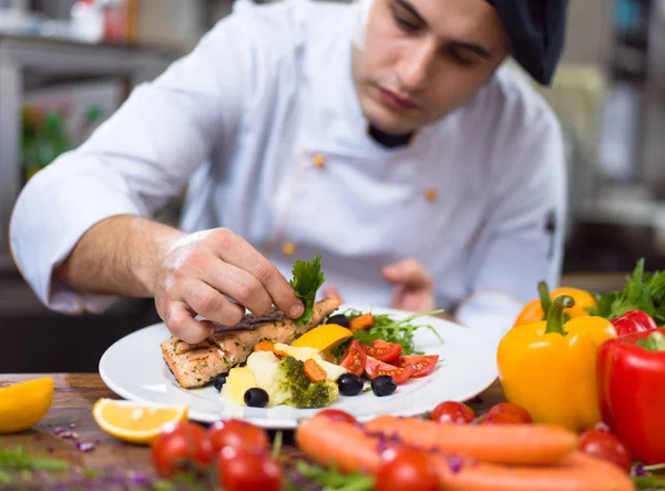 Kuchař Zdobení Zdobení Zdobení Připravené Jídlo Pokrm Talíři Restauraci Komerční — Stock fotografie