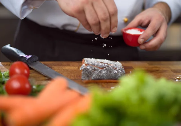 Chef hands preparing marinated Salmon fish — Stock Photo, Image