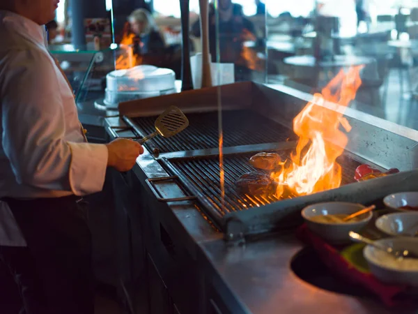 Koch kocht Steak mit Gemüse auf dem Grill — Stockfoto