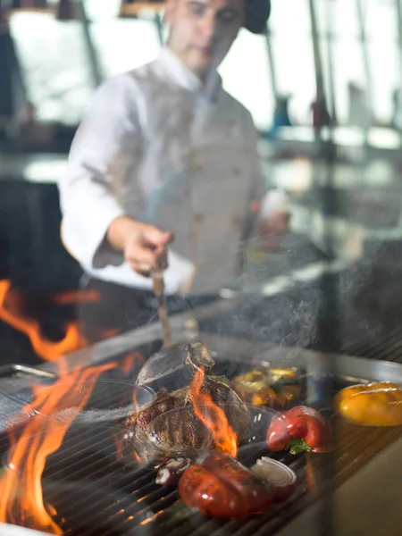 Mistr Kuchař Vaření Chutné Grilované Maso Steak Zeleninou Grilu — Stock fotografie