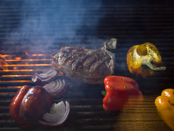 Steak se zeleninou na grilu — Stock fotografie