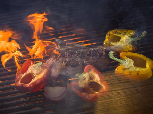 Bife com legumes em um churrasco — Fotografia de Stock