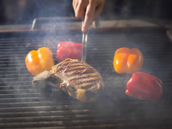 Chef che cucina bistecca con verdure su un barbecue — Foto Stock