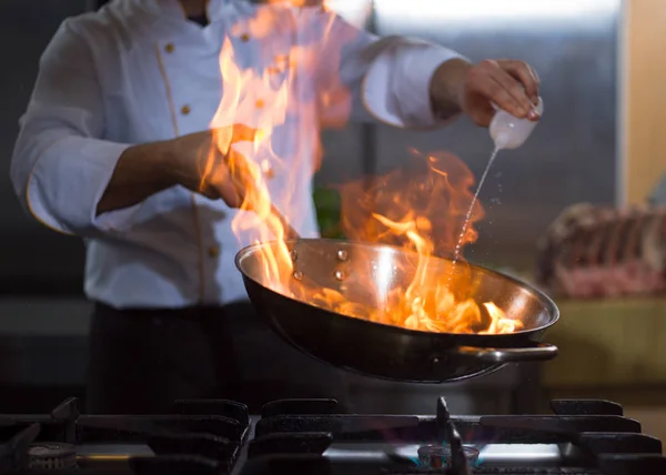 Chef haciendo flambe en la comida —  Fotos de Stock