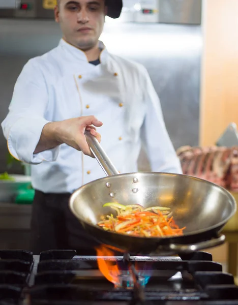 Kocken gör flamberade på mat — Stockfoto