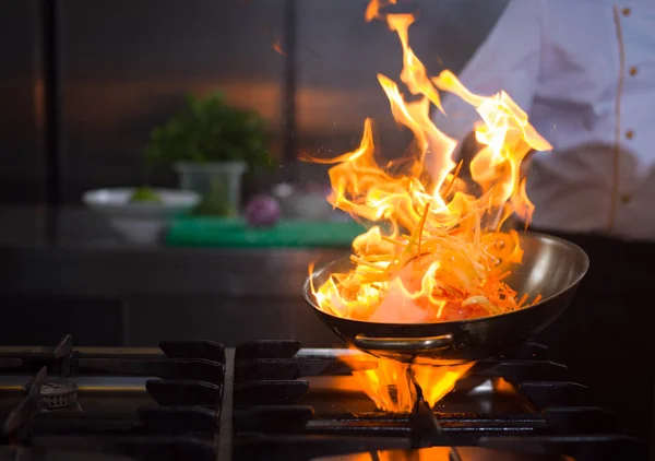Chef haciendo flambe en la comida —  Fotos de Stock