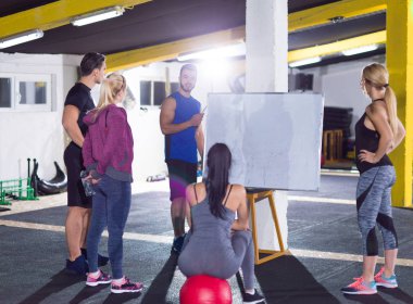 eğitmen gelen talimatları almak sporcular