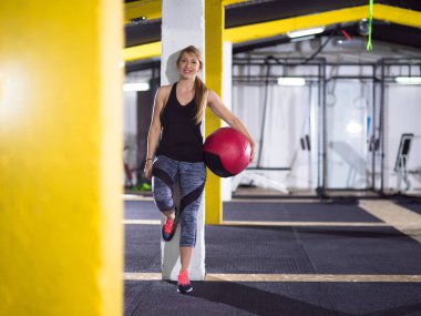 Kırmızı crossfitness topu ile kadın portresi