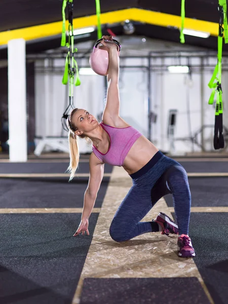 Kadın egzersiz fitness kettlebell ile — Stok fotoğraf