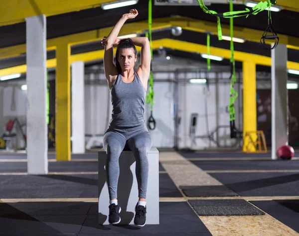 Jovem Atlética Mulher Aquecendo Esticando Caixa Ajuste Ginásio Crossfitness — Fotografia de Stock