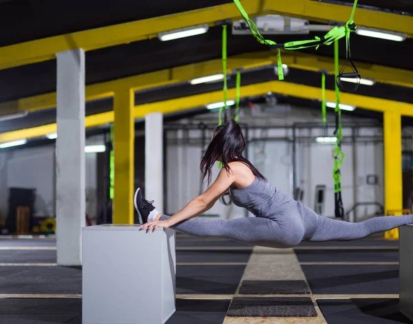 Femme travaillant sur l'exercice gymnastique sur les boîtes d'ajustement — Photo