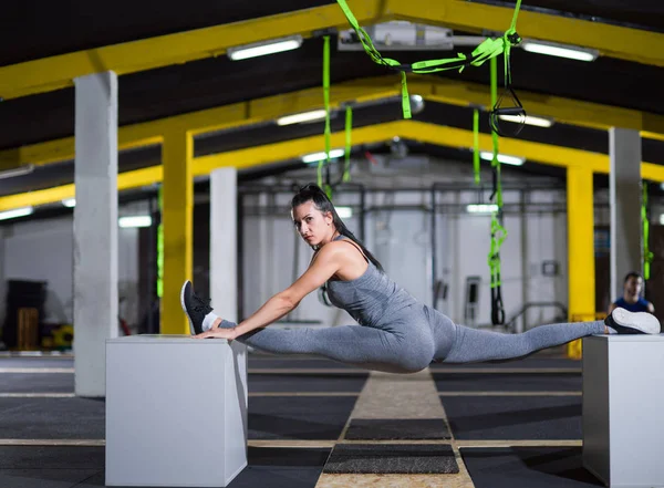 Mulher trabalhando fora ginástica exercício em caixas de ajuste — Fotografia de Stock