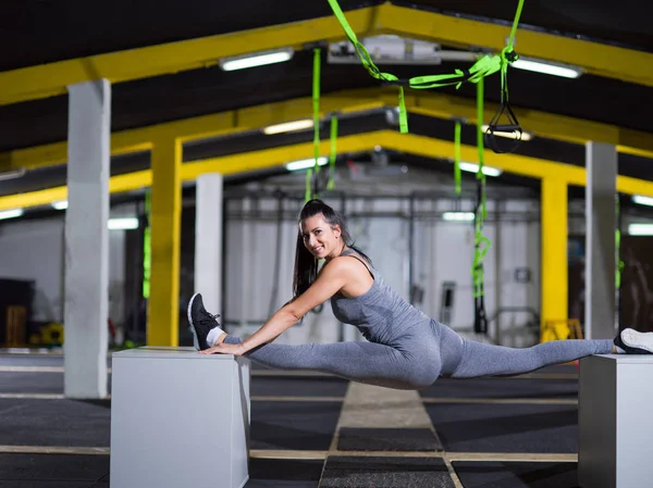 Žena cvičit gymnastické cvičení na fit boxy — Stock fotografie