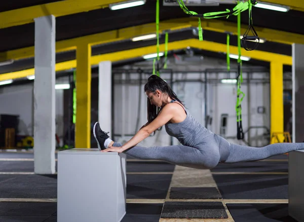 Femme travaillant sur l'exercice gymnastique sur les boîtes d'ajustement — Photo