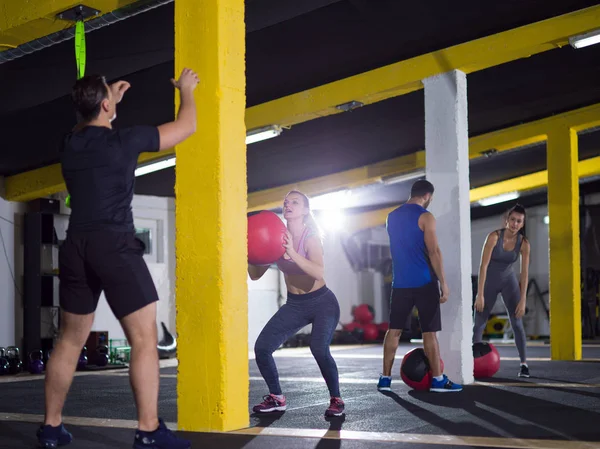 Grupp Unga Idrottare Tränar Med Medicinsk Boll Crossfitness Gym — Stockfoto