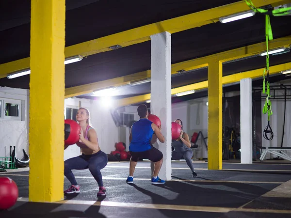 Grupp Unga Idrottare Tränar Med Medicinsk Boll Crossfitness Gym — Stockfoto