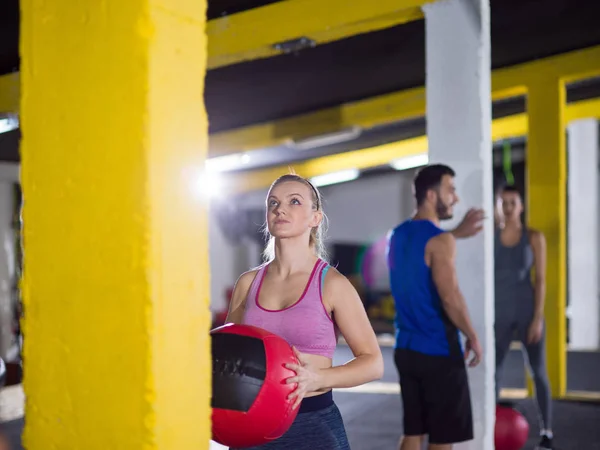 Grupo Jóvenes Atletas Haciendo Ejercicio Con Balón Médico Gimnasio Crossfitness —  Fotos de Stock