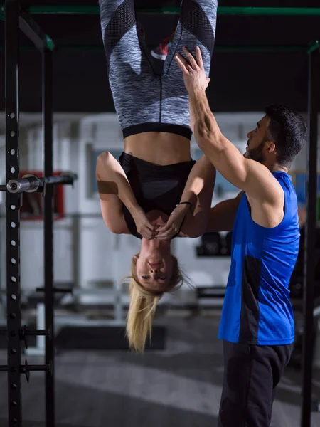 Vrouw doen abs oefeningen — Stockfoto