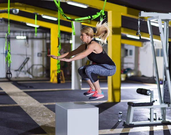 Žena cvičit skoky na fit box — Stock fotografie