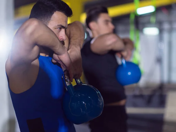 Egészséges Fiatal Sportolók Csoportja Akik Crossfitness Stúdióban Kettlebells Gyakorlatokat Végeznek — Stock Fotó