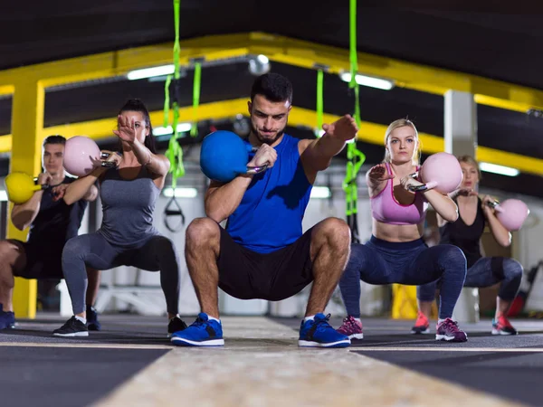 Idrottare som gör övningar med kettlebells — Stockfoto