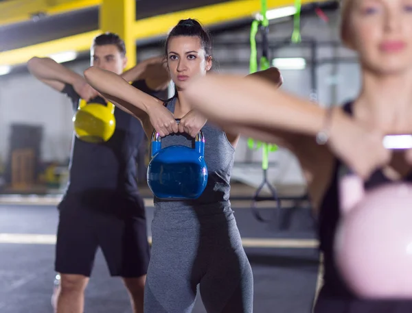 Ryhmä Terveitä Nuoria Urheilijoita Tekemässä Harjoituksia Kettlebellien Kanssa Crossfitness Studiossa — kuvapankkivalokuva