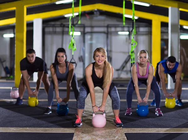 Atletas haciendo ejercicios con pesas — Foto de Stock