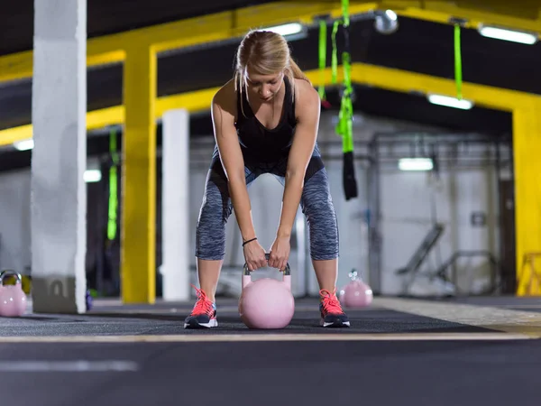 Vrouw oefening met fitness kettlebell — Stockfoto